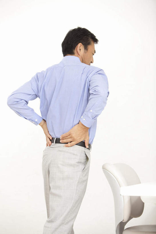 东方人,一个人,商务人士,商务男性,站,竖图,室内,白天,衬衫,亚洲,仅一个男性,仅一个人,套装,注视,黄种人,手叉腰,仅一个年轻男性,背面,叉腰,观察,看,站着,疼痛,日本人,观看,察看,关注,商务装,工薪阶层,男人,男性,年轻男性,亚洲人,白领,上班族,站立,半身,彩图,衬衣