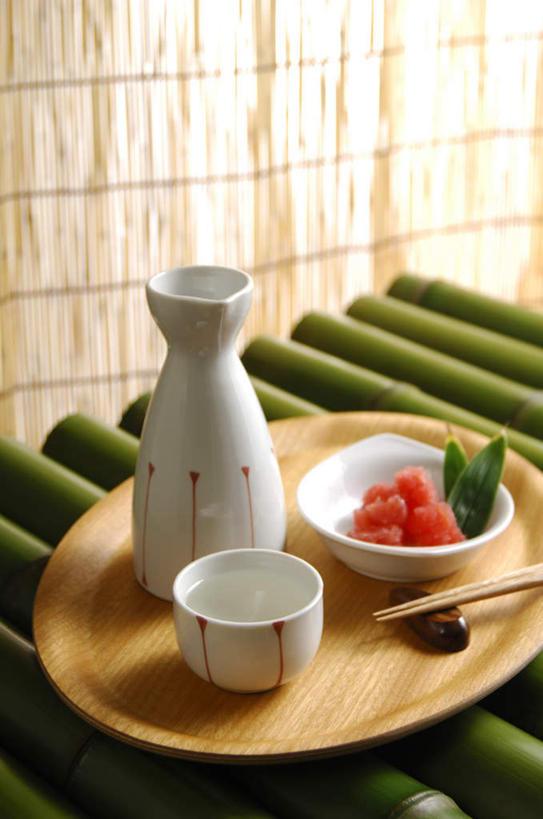 清酒,无人,竖图,俯视,室内,特写,白天,烹饪,杯子,餐具,陶瓷,日本料理,料理,食品,陶瓷制品,酒类,开胃菜,菜肴,美食,酒,酒瓶,食物,饮料,瓶子,水杯,日式料理,日式,佳肴,茶杯,进餐用具,烹调用具,彩图,高角度拍摄,清酒瓶