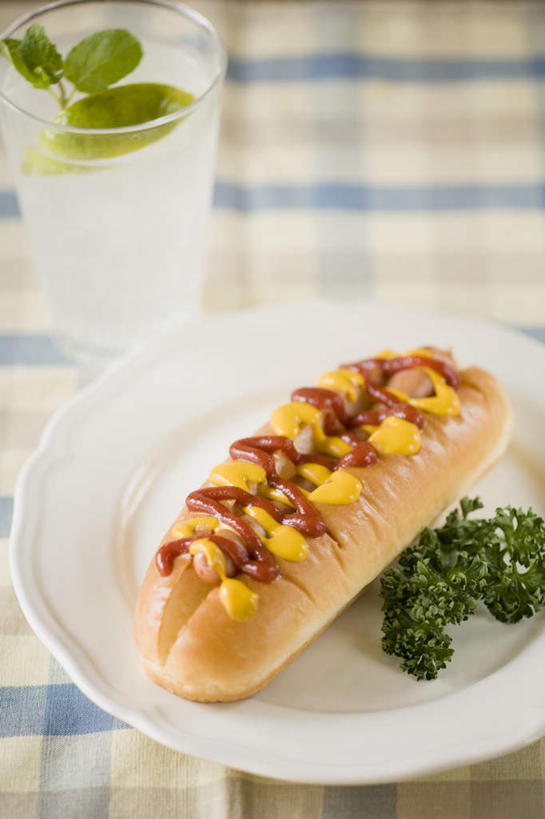 无人,竖图,俯视,室内,特写,白天,烹饪,西餐,蔬菜,餐具,新鲜,碟子,盘,花菜,花椰菜,西兰花,料理,食品,热狗,菜肴,美食,食物,盘子,碟,西式,佳肴,有机食品,绿色食品,垃圾食品,彩图,高角度拍摄