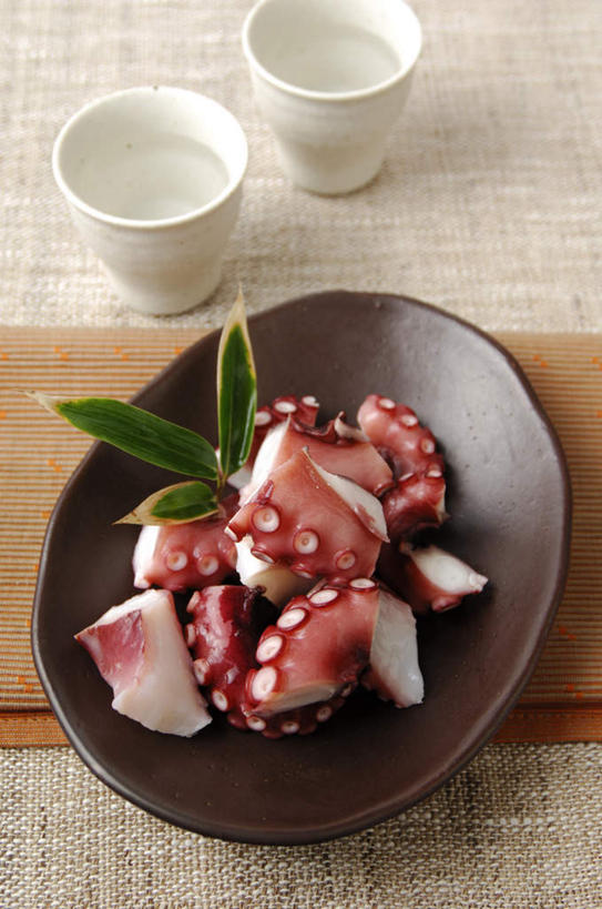 海鲜,无人,竖图,俯视,室内,特写,白天,烹饪,章鱼,杯子,餐具,碟子,盘,日本料理,料理,食品,切块,水产,菜肴,美食,食物,盘子,水杯,碟,日式料理,日式,佳肴,石吸,死牛,望潮,坐蛸,海产品,茶杯,石居,八爪鱼,彩图,高角度拍摄