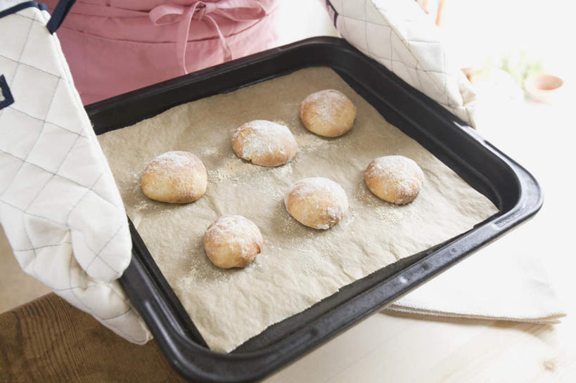 点心,东方人,一个人,站,横图,俯视,室内,特写,白天,安全,厨房,亚洲,仅一个年轻女性,仅一个女性,仅一个人,戴,烤盘,食品,甜点,甜品,防护,拿,隔热手套,微波炉手套,拿着,黄种人,食物,糕点,手套,甜食,站着,日本人,保护,戴着,厨房手套,隔热,年轻女性,女人,女性,亚洲人,站立,半身,彩图,高角度拍摄,灶间