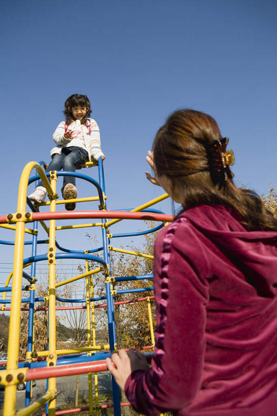 东方人,儿童,两个人,母亲,女儿,公园,游乐园,站,坐,竖图,室外,白天,仰视,纯洁,植物,亚洲,黄种人,树,树木,蓝色,绿色,蓝天,天空,自然,天,站着,母女,日本人,滑梯,可爱,母爱,童年,童趣,生长,晴朗,成长,童真,烂漫,无邪,万里无云,天真,年轻女性,女孩,女人,女性,亚洲人,孩子,晴空,晴空万里,站立,坐着,半身,彩图,低角度拍摄