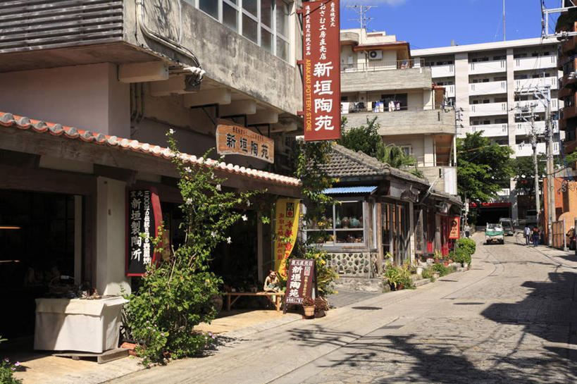 无人,家,商店,横图,室外,白天,正面,度假,美景,城市风光,城市,道路,路,指示牌,叶子,日本,亚洲,阴影,反射,标志,文字,影子,房屋,屋子,景观,小路,绿叶,交通,娱乐,标识,冲绳,那霸,楼房,住宅,享受,休闲,嫩叶,景色,放松,金融,百货,冲绳县,贸易,东亚,琉球群岛,日本国,九州地方,县厅,那霸市,叶,叶片,彩图,房子,店铺,杂货店,杂货铺