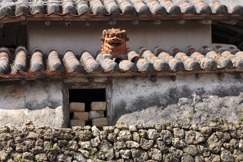 无人,横图,室外,白天,正面,度假,石头,美景,城市风光,城市,雕塑,日本,亚洲,雕刻,雕像,石子,瓦片,墙,屋顶,屋檐,景观,顶棚,娱乐,冲绳,那霸,石墙,檐,墙壁,墙面,享受,休闲,景色,放松,冲绳县,东亚,琉球群岛,日本国,九州地方,县厅,那霸市,石块,岩石,彩图