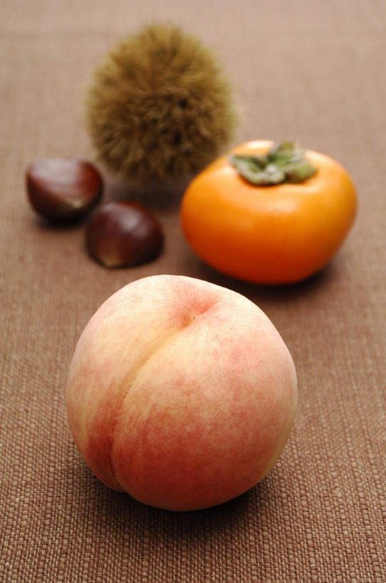 无人,竖图,俯视,室内,特写,白天,柿子,桃子,水果,朦胧,模糊,新鲜,栗子,生食,食品,果实,食物,三个,摄影,有机食品,绿色食品,影棚,肺果,彩图,高角度拍摄,影棚拍摄,拍摄