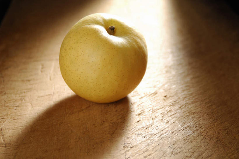 无人,横图,俯视,室内,特写,白天,梨,水果,阴影,新鲜,光线,影子,生食,食品,果实,食物,一个,香梨,摄影,有机食品,绿色食品,影棚,单个,生梨,彩图,高角度拍摄,影棚拍摄,拍摄