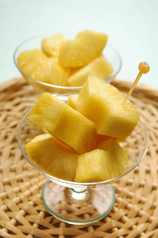 无人,竖图,俯视,室内,特写,白天,菠萝,杯子,水果,新鲜,牙签,生食,食品,果实,切块,餐盘,玻璃制品,食物,水杯,摄影,有机食品,绿色食品,影棚,玻璃杯,凤梨,彩图,高角度拍摄,影棚拍摄,拍摄