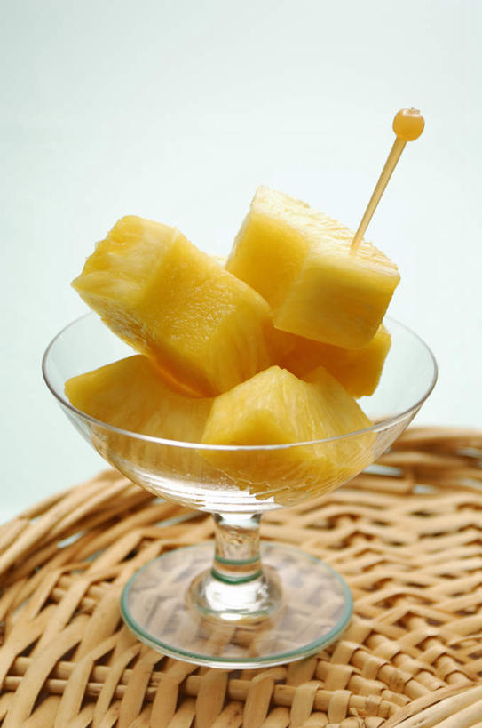 无人,竖图,俯视,室内,特写,白天,白色背景,菠萝,杯子,水果,新鲜,牙签,生食,食品,果实,切块,餐盘,玻璃制品,食物,水杯,摄影,有机食品,绿色食品,影棚,玻璃杯,凤梨,彩图,高角度拍摄,影棚拍摄,拍摄