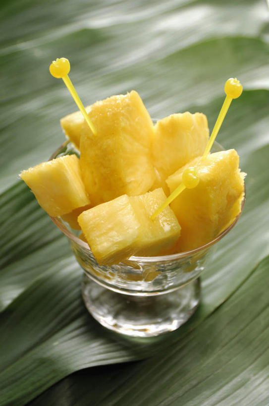 无人,竖图,俯视,室内,特写,白天,菠萝,杯子,水果,新鲜,牙签,生食,食品,果实,切块,玻璃制品,食物,水杯,摄影,有机食品,绿色食品,影棚,玻璃杯,凤梨,彩图,高角度拍摄,影棚拍摄,拍摄