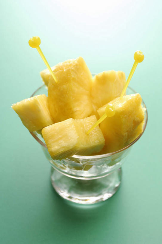 无人,竖图,俯视,室内,特写,白天,菠萝,杯子,水果,一堆,许多,堆叠,堆积,新鲜,牙签,生食,食品,果实,切块,玻璃制品,食物,水杯,摄影,有机食品,绿色食品,影棚,堆,玻璃杯,凤梨,彩图,高角度拍摄,影棚拍摄,拍摄
