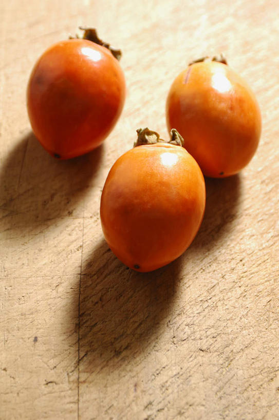 无人,竖图,俯视,室内,特写,白天,柿子,水果,阴影,新鲜,光线,影子,光,生食,食品,果实,食物,三个,摄影,有机食品,绿色食品,影棚,彩图,高角度拍摄,影棚拍摄,拍摄