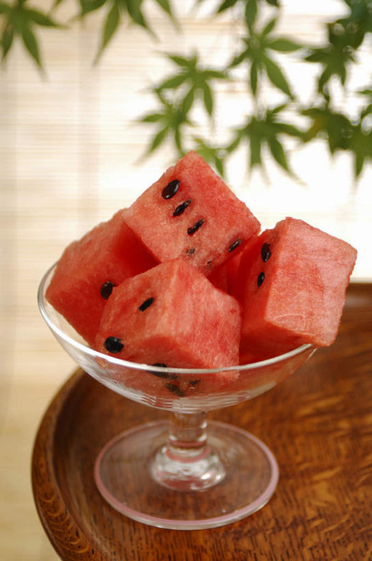 无人,竖图,俯视,室内,特写,白天,西瓜,杯子,水果,新鲜,生食,食品,果实,切块,玻璃制品,食物,水杯,摄影,有机食品,绿色食品,影棚,玻璃杯,寒瓜,彩图,高角度拍摄,影棚拍摄,拍摄