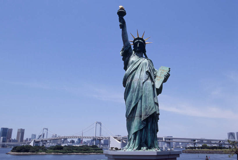 无人,举,横图,室外,白天,仰视,旅游,度假,植物,标志建筑,大桥,地标,建筑,立交桥,桥梁,雕塑,东京,自由女神像,日本,亚洲,艺术,装饰,雕刻,雕像,高架,斜拉桥,桥,彩虹桥,娱乐,建设,树,树木,蓝色,绿色,蓝天,天空,自然,工艺品,天,托,享受,休闲,旅游胜地,放松,生长,成长,纪念,美术,主题,陈列,东亚,本州,关东地方,本州岛,日本国,东京都,功能,美学,台场,举起,举手,举着,向上举,向上伸,向上托,彩图,低角度拍摄,全身