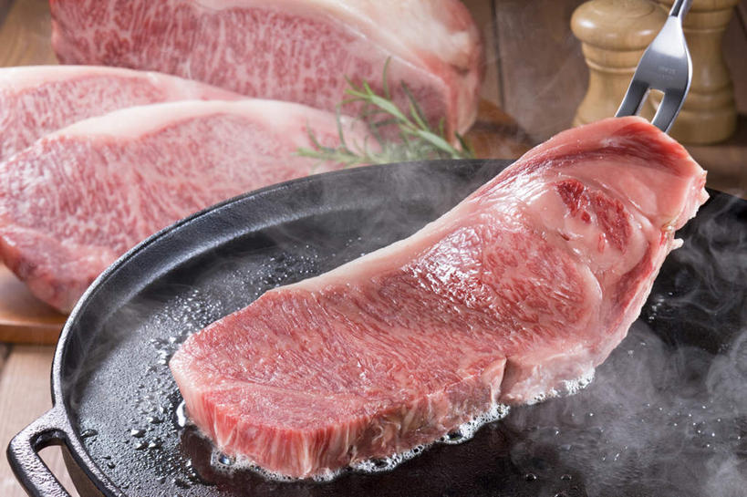 无人,横图,俯视,室内,特写,白天,烹饪,西餐,雾,厨房,餐具,金属制品,煎,沸腾,朦胧,模糊,新鲜,金属,蒸汽,叉子,平底锅,肉,牛排,牛肉,料理,食品,水蒸气,锅铲,锅,菜肴,美食,肉类,食物,一个,红色,西式,四块,佳肴,单个,肉食,餐叉,蒸发,进餐用具,彩图,高角度拍摄,灶间