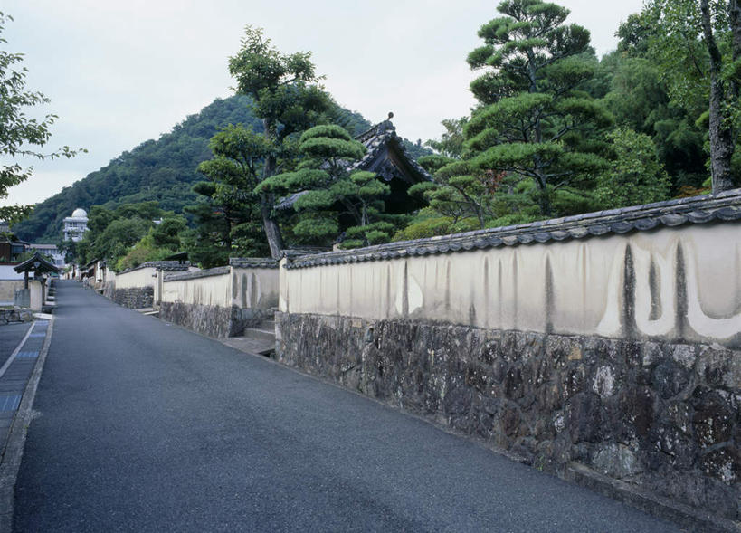 无人,横图,室外,白天,正面,旅游,度假,美景,山,树林,植物,道路,路,公路,日本,亚洲,阴影,光线,影子,阶梯,墙,景观,山峰,云,云朵,围墙,交通,山峦,云彩,娱乐,墙壁,墙面,台阶,树,树木,蓝色,绿色,白云,蓝天,天空,阳光,自然,天,享受,休闲,石阶,景色,放松,生长,成长,自然风光,东亚,本州,本州岛,日本国,中国地方,冈山,冈山县,马路,彩图