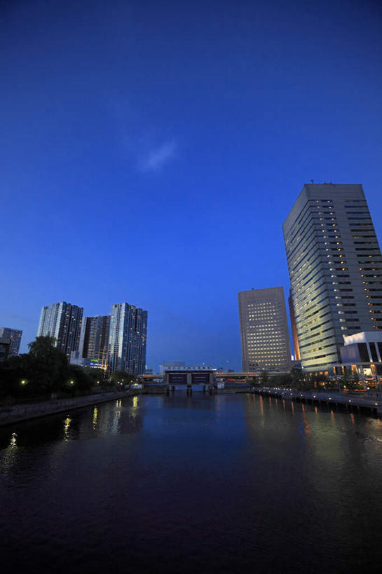 无人,高楼大厦,竖图,室外,白天,仰视,旅游,度假,河流,美景,水,城市风光,城市,大厦,建筑,路灯,摩天大楼,东京,日本,亚洲,阴影,光线,影子,河水,景观,水流,云,云朵,灯光,品川区,云彩,娱乐,灯,蓝色,白云,蓝天,天空,阳光,天,享受,休闲,景色,放松,照明设备,东亚,本州,关东地方,本州岛,日本国,东京都,彩图,低角度拍摄,大楼,高层建筑,高楼,摩天楼