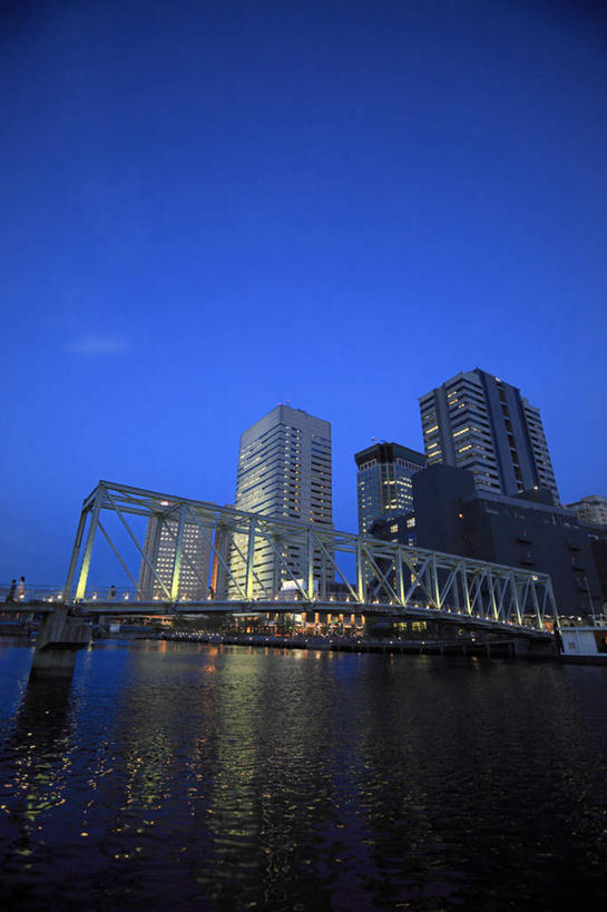 无人,高楼大厦,竖图,室外,夜晚,仰视,旅游,度假,海浪,海洋,美景,城市风光,城市,大桥,大厦,建筑,立交桥,摩天大楼,桥梁,东京,日本,亚洲,阴影,影子,景观,浪花,云,云朵,高架,斜拉桥,桥,品川区,云彩,娱乐,蓝色,蓝天,天空,海水,天,享受,休闲,景色,放松,海景,东亚,本州,关东地方,本州岛,日本国,东京都,大海,风浪,海,海水的波动,近岸浪,涌浪,彩图,低角度拍摄,大楼,高层建筑,高楼,摩天楼