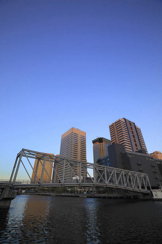 无人,高楼大厦,竖图,室外,白天,仰视,旅游,度假,海浪,海洋,美景,城市风光,城市,大桥,大厦,建筑,立交桥,摩天大楼,桥梁,东京,日本,亚洲,阴影,光线,影子,景观,浪花,高架,斜拉桥,桥,品川区,娱乐,蓝色,蓝天,天空,阳光,海水,天,享受,休闲,景色,放松,海景,东亚,本州,关东地方,本州岛,日本国,东京都,大海,风浪,海,海水的波动,近岸浪,涌浪,彩图,低角度拍摄,大楼,高层建筑,高楼,摩天楼