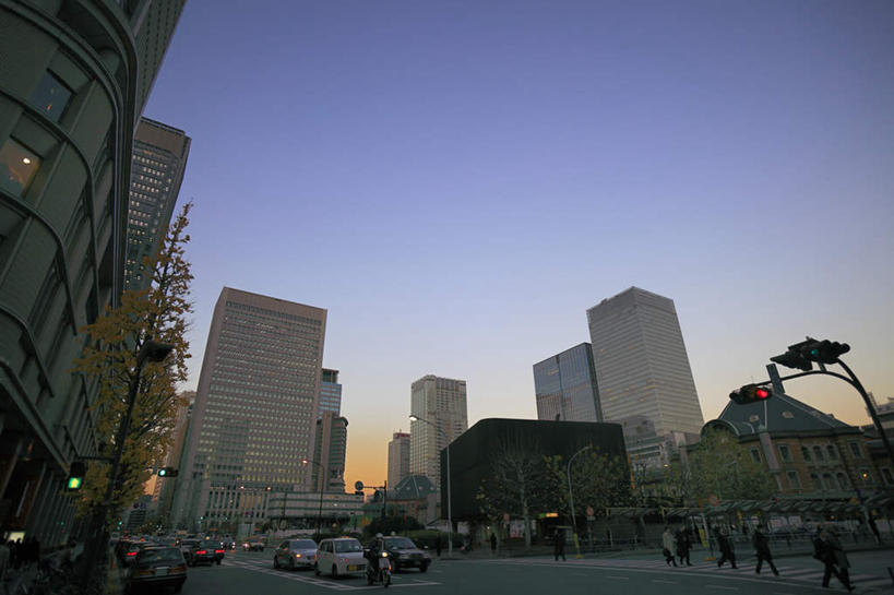 无人,高楼大厦,横图,室外,白天,仰视,旅游,度假,美景,植物,城市风光,城市,大厦,道路,建筑,路,摩天大楼,公路,汽车,东京,日本,亚洲,阴影,光线,影子,景观,交通,娱乐,车,树,树木,蓝色,绿色,蓝天,天空,阳光,自然,交通工具,轿车,天,行驶,享受,休闲,景色,放松,千代田区,生长,成长,东亚,本州,关东地方,本州岛,日本国,东京都,丸之内,马路,彩图,低角度拍摄,大楼,高层建筑,高楼,摩天楼