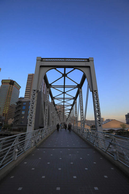 无人,高楼大厦,竖图,室外,白天,仰视,旅游,度假,美景,城市风光,城市,大桥,大厦,道路,建筑,立交桥,路,摩天大楼,桥梁,公路,东京,日本,亚洲,阴影,光线,影子,景观,高架,斜拉桥,桥,交通,品川区,娱乐,蓝色,蓝天,天空,阳光,天,享受,休闲,景色,放松,东亚,本州,关东地方,本州岛,日本国,东京都,马路,彩图,低角度拍摄,大楼,高层建筑,高楼,摩天楼