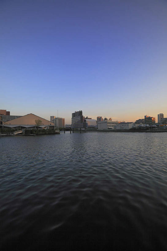 无人,高楼大厦,竖图,室外,白天,正面,旅游,度假,海浪,海洋,美景,城市风光,城市,大厦,建筑,摩天大楼,东京,日本,亚洲,景观,浪花,晚霞,霞光,品川区,娱乐,蓝色,蓝天,天空,海水,黄昏,天,享受,休闲,景色,彩霞,放松,海景,东亚,本州,关东地方,本州岛,日本国,东京都,大海,风浪,海,海水的波动,近岸浪,涌浪,彩图,大楼,高层建筑,高楼,摩天楼