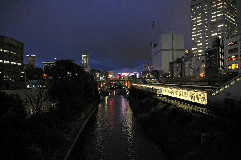 无人,高楼大厦,横图,室外,夜晚,正面,旅游,度假,河流,美景,水,植物,城市风光,城市,大厦,建筑,路灯,摩天大楼,东京,日本,亚洲,河岸,河水,景观,水流,灯光,娱乐,灯,树,树木,蓝色,绿色,蓝天,天空,自然,天,享受,休闲,景色,放松,千代田区,生长,成长,照明设备,东亚,本州,关东地方,本州岛,日本国,东京都,丸之内,彩图,大楼,高层建筑,高楼,摩天楼