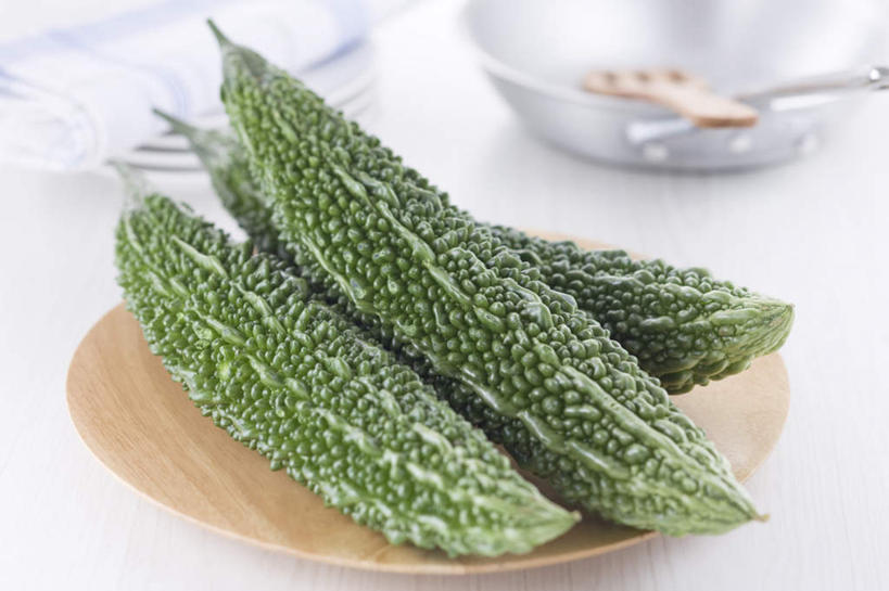 无人,横图,俯视,室内,特写,白天,白色背景,餐桌,桌子,蔬菜,餐具,三根,朦胧,模糊,新鲜,碟子,盘,苦瓜,食品,锅铲,锅,食物,绿色,盘子,餐巾,碟,毛巾,凉瓜,摄影,有机食品,绿色食品,影棚,餐台,君子菜,癞瓜,癞葡萄,彩图,高角度拍摄,影棚拍摄,拍摄