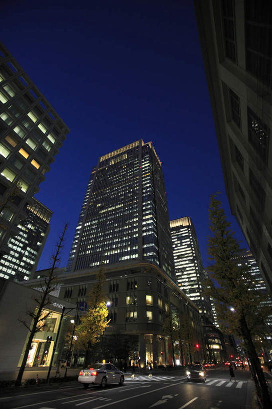 无人,高楼大厦,竖图,室外,夜晚,仰视,旅游,度假,美景,城市风光,城市,大厦,道路,建筑,路,路灯,摩天大楼,公路,汽车,东京,日本,亚洲,许多,景观,灯光,交通,娱乐,车,灯,排列,蓝色,蓝天,天空,交通工具,轿车,天,行驶,享受,休闲,景色,放松,千代田区,照明设备,队列,装饰灯,东亚,本州,关东地方,本州岛,日本国,东京都,丸之内,马路,彩图,低角度拍摄,大楼,高层建筑,高楼,摩天楼