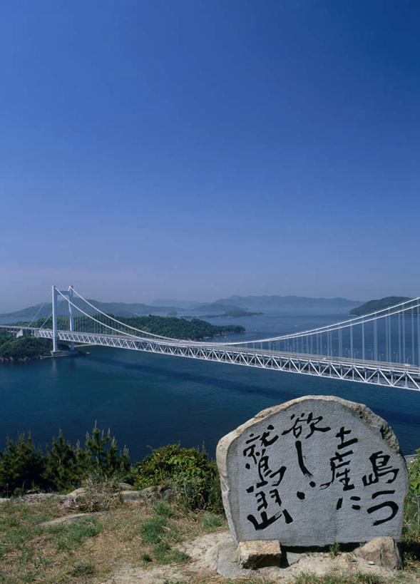 无人,竖图,俯视,室外,白天,度假,草地,草坪,河流,石头,美景,水,植物,城市风光,标志建筑,城市,大桥,地标,建筑,立交桥,桥梁,日本,亚洲,石子,河水,景观,水流,高架,建筑群,斜拉桥,桥,娱乐,建设,草,蓝色,绿色,蓝天,天空,天,享受,休闲,景色,放松,东亚,本州,本州岛,日本国,濑户大桥,中国地方,冈山,冈山县,四国地方,四国,四国岛,香川,香川县,石块,彩图,高角度拍摄