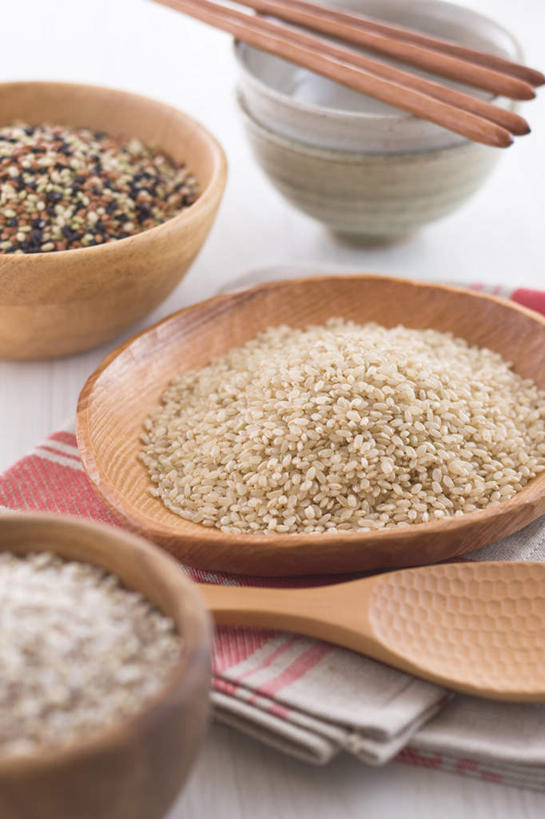 无人,竖图,俯视,室内,特写,白天,烹饪,中餐,筷子,餐具,碟子,盘,谷类,谷物,芝麻,料理,食品,饭勺,米,文化,传统,大米,菜肴,美食,食物,盘子,碟,毛巾,碗,中式,糙米,佳肴,礼节,礼仪,一碗,脂麻,胡麻,白麻,巨胜子,油麻,进餐用具,彩图,高角度拍摄