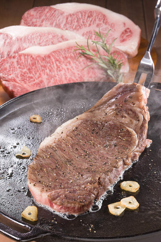 无人,竖图,俯视,室内,特写,白天,烹饪,西餐,雾,餐桌,桌子,蒜,餐具,煎,沸腾,朦胧,模糊,蒸汽,碟子,烤盘,盘,调味,肉,香料,佐料,牛排,料理,食品,水蒸气,五片,菜肴,美食,肉类,食物,盘子,碟,西式,佳肴,餐台,迷迭香,配料,肉食,蒸发,海洋之露,作料,小蒜,大蒜,彩图,高角度拍摄