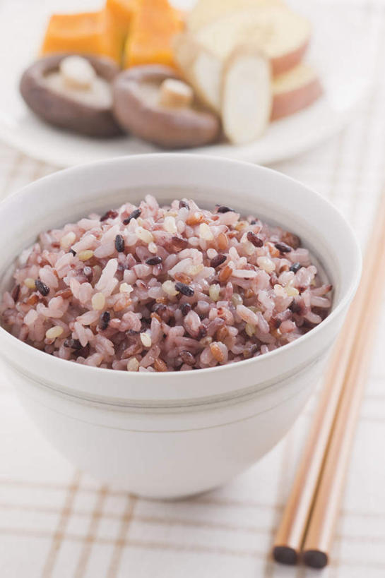 无人,竖图,俯视,室内,特写,白天,烹饪,中餐,筷子,蔬菜,土豆,餐具,一堆,许多,堆叠,堆积,朦胧,模糊,新鲜,碟子,盘,菌菇,香菇,料理,食品,菌类,文化,传统,菜肴,美食,食物,盘子,碟,碗,中式,食用菌,佳肴,有机食品,绿色食品,堆,礼节,礼仪,八宝粥,一碗,进餐用具,烹调用具,芋艿,洋芋,山药蛋,马铃薯,彩图,高角度拍摄