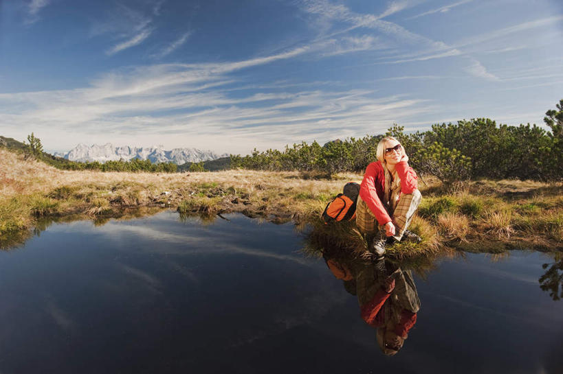 西方人,一个人,坐,笑,微笑,露齿笑,横图,室外,白天,正面,湖,湖泊,山,山脉,水,植物,欧洲,欧洲人,仅一个年轻女性,仅一个女性,仅一个人,撑,戴,服装,枯萎,包,墨镜,眼镜,湖面,山峰,水流,水面,云,云朵,枯草,山峦,云彩,托腮,注视,休闲装,草,树,树木,衣服,黄色,蓝色,绿色,白云,蓝天,天空,自然,背包,太阳镜,太阳眼镜,湖水,群山,天,观察,看,托,休闲,休闲服,遮阳镜,服饰,生长,晴朗,成长,观看,察看,关注,托下巴,年轻女性,女人,女性,白种人,晴空,屈膝,坐着,彩图,全身,双肩包