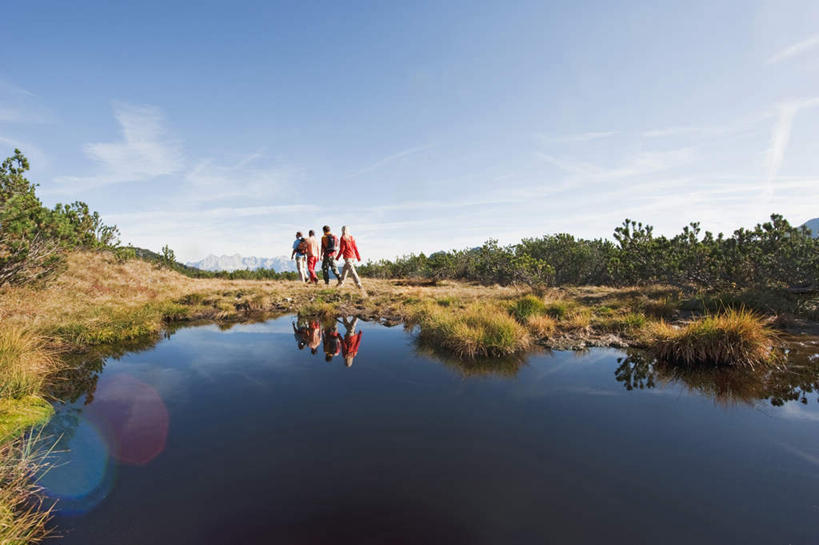 西方人,四个人,伙伴,朋友,站,走,横图,室外,白天,正面,友谊,湖,湖泊,山,山脉,水,植物,欧洲,欧洲人,服装,枯萎,包,湖面,山峰,水流,水面,云,云朵,枯草,山峦,云彩,注视,休闲装,草,树,树木,衣服,黄色,蓝色,绿色,白云,蓝天,天空,自然,背包,湖水,群山,天,观察,看,站着,休闲,休闲服,服饰,生长,晴朗,成长,观看,察看,关注,友情,男人,男性,年轻男性,年轻女性,女人,女性,白种人,晴空,步行,散步,站立,走路,彩图,全身,双肩包