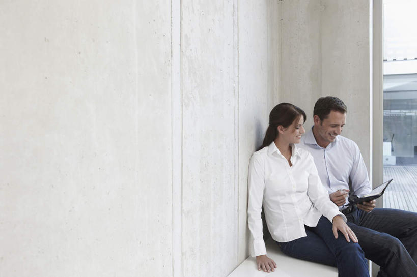 西方人,两个人,同事,商务人士,商务男性,商务女性,坐,笑,说,微笑,露齿笑,横图,室内,白天,侧面,衬衫,成功,合作,团队,集体,信心,欧洲,欧洲人,撑,握,套装,记事本,拿,拿着,注视,队伍,本子,笔记本,观察,看,握着,观看,察看,领导,撑着,成就,关注,商务装,合伙,领袖,工薪阶层,交流,男人,男性,年轻男性,年轻女性,女人,女性,白种人,白领,上班族,沟通,讲话,交谈,说话,谈话,坐着,半身,彩图,衬衣