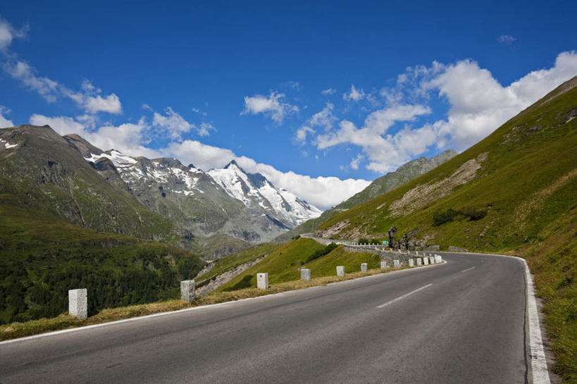 无人,横图,俯视,室外,白天,旅游,度假,草地,草坪,美景,山,山脉,植物,道路,路,公路,奥地利,欧洲,景观,山峰,云,云朵,交通,山峦,云彩,娱乐,草,树,树木,蓝色,绿色,白云,蓝天,天空,自然,群山,天,享受,休闲,景色,放松,生长,晴朗,成长,自然风光,中欧,奥地利共和国,大格洛克纳山,格洛克纳山,晴空,马路,彩图,高角度拍摄