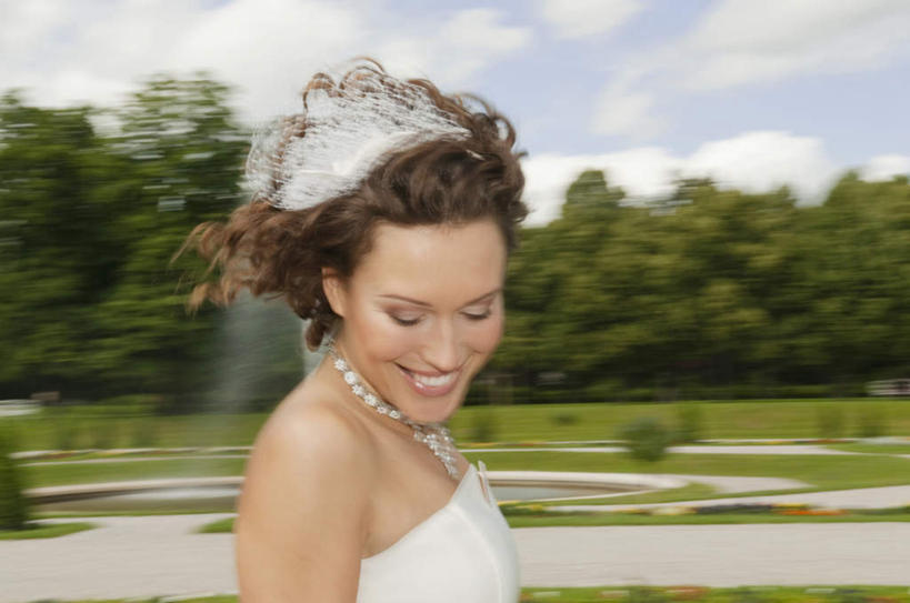 西方人,一个人,新娘,站,笑,微笑,露齿笑,横图,室外,白天,侧面,婚纱,裙子,婚礼,快乐,草地,草坪,植物,项链,欧洲,欧洲人,仅一个年轻女性,仅一个女性,仅一个人,连衣裙,朦胧,模糊,庆祝,云,云朵,结婚,云彩,扭头,注视,装饰品,草,树,树木,蓝色,绿色,白云,蓝天,天空,自然,抹胸,饰品,首饰,天,低头,观察,看,站着,转头,喜庆,生长,晴朗,成长,观看,纪念,察看,关注,抹胸裙,年轻女性,女人,女性,白种人,晴空,站立,半身,彩图,婚礼服,礼服,高兴