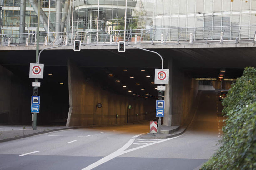 无人,横图,室外,白天,正面,度假,安全,美景,植物,城市风光,城市,道路,路,公路,德国,欧洲,隧道,标志,文字,字符,字母,景观,高架,红绿灯,分界线,停车线,信号灯,交通,娱乐,标识,树,树木,绿色,自然,享受,休闲,景色,放松,警示,生长,成长,车行道,车行道分界线,西欧,地道,提示,标线,流通,高架桥,车行线,高架道路,跨线桥,交通信号灯,德意志联邦共和国,行人信号灯,北威州,北莱茵.威斯特法伦州,马路,彩图