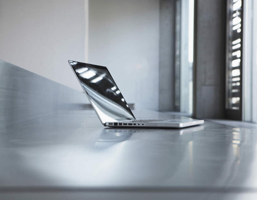 无人,办公室,横图,室内,白天,正面,电脑,笔记本电脑,桌子,阴影,反射,网络,影子,办公桌,通讯设备,无线,通信设备,无线网络,无线上网,便携式电脑,手提电脑,彩图