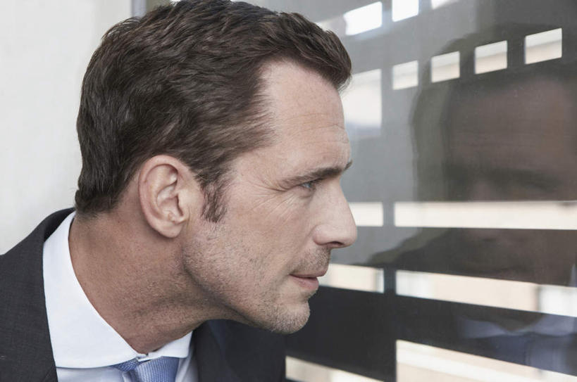 西方人,脸,头,脸颊,一个人,商务人士,商务男性,办公室,站,横图,室内,特写,白天,正面,衬衫,窗户,欧洲,欧洲人,仅一个男性,仅一个人,仅一个中年男性,远视,远眺,套装,走道,走廊,过道,领带,注视,肩膀,玻璃窗,观察,看,站着,观看,察看,关注,商务装,工薪阶层,男人,男性,中年男性,白种人,头部,脸部,脸蛋,面部,白领,上班族,半身,彩图,衬衣