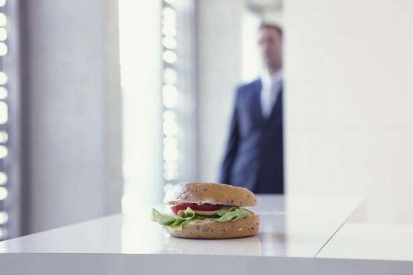 点心,面包,西方人,一个人,商务人士,商务男性,办公室,站,横图,室内,白天,正面,衬衫,烹饪,西餐,窗户,桌子,蔬菜,西红柿,欧洲,欧洲人,仅一个男性,仅一个人,仅一个中年男性,套装,朦胧,模糊,新鲜,走道,走廊,过道,生菜,莴苣,汉堡,料理,食品,面点,注视,菜肴,美食,玻璃窗,食物,糕点,观察,看,站着,西式,佳肴,有机食品,绿色食品,观看,察看,关注,商务装,工薪阶层,垃圾食品,春菜,鹅仔菜,莴仔菜,千金菜,叶用莴苣,男人,男性,中年男性,白种人,白领,上班族,番茄,半身,彩图,衬衣