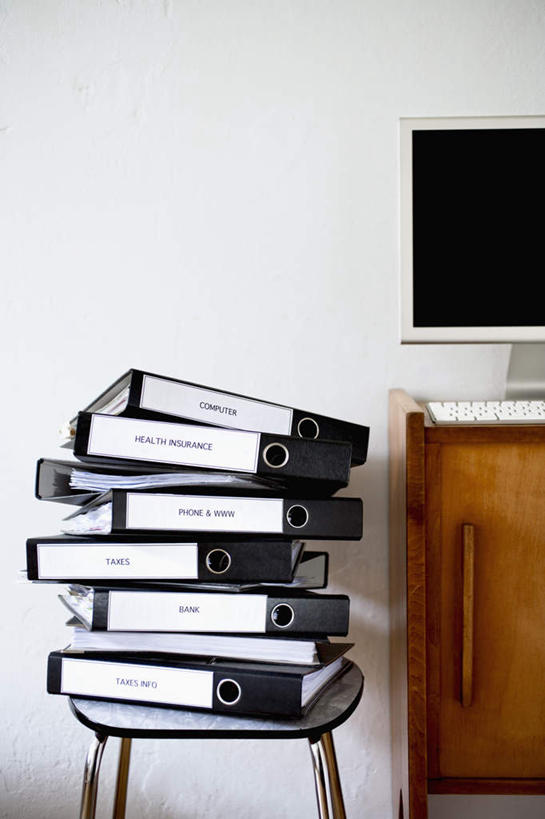 无人,竖图,室内,白天,正面,显示器,静物,椅子,一堆,堆叠,堆积,材料,档案,屏幕,文件,木椅,墙,办公用品,文件夹,显示屏,墙壁,墙面,白色,资料,堆,文档,输出设备,彩图