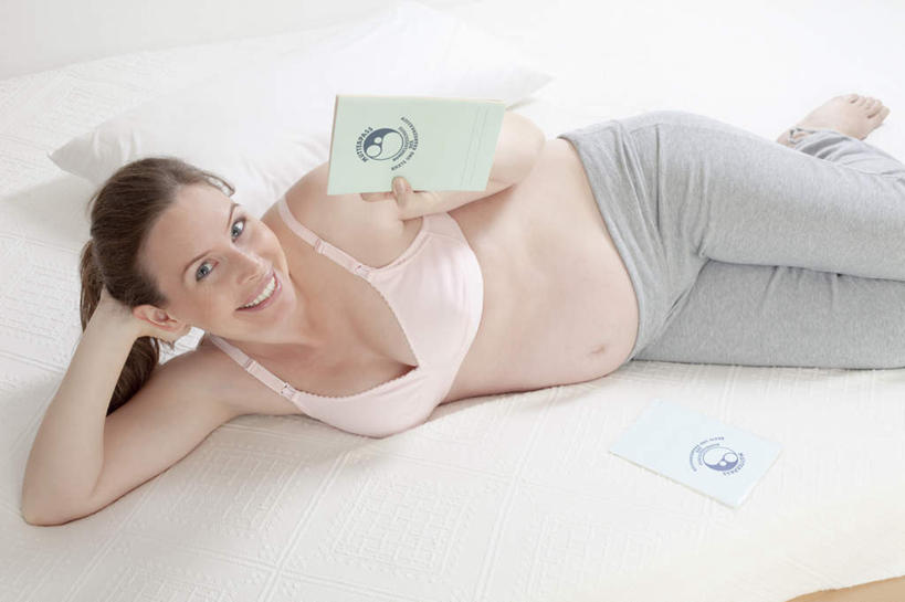 西方人,孕妇,一个人,躺,笑,微笑,露齿笑,横图,俯视,室内,白天,床,卧室,欧洲,欧洲人,仅一个年轻女性,仅一个女性,仅一个人,内衣,双人床,床单,记事本,拿,拿着,注视,被子,本子,笔记本,观察,看,怀孕,胸罩,文胸,观看,察看,被单,待产,关注,记录本,妊娠,准妈妈,乳罩,胸衣,卧着,年轻女性,女人,女性,白种人,产妇,躺着,卧,半身,彩图,高角度拍摄,睡房,卧房