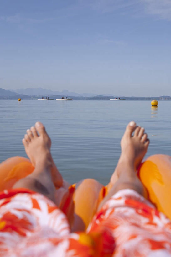 西方人,腿部,脚,脚趾,脚趾甲,腿,一个人,躺,竖图,室外,特写,白天,旅游,度假,海浪,海洋,德国,欧洲,欧洲人,仅一个男性,仅一个人,阴影,朦胧,模糊,光线,影子,浪花,云,云朵,云彩,娱乐,仅一个年轻男性,背面,蓝色,白云,蓝天,天空,阳光,海水,天,享受,休闲,赤脚,放松,晴朗,西欧,充气垫,海景,德意志联邦共和国,巴伐利亚,巴伐利亚州,拜恩州,拜恩自由州,男人,男性,年轻男性,白种人,脚指甲,大海,风浪,海,海水的波动,近岸浪,涌浪,晴空,躺着,玩耍,半身,彩图