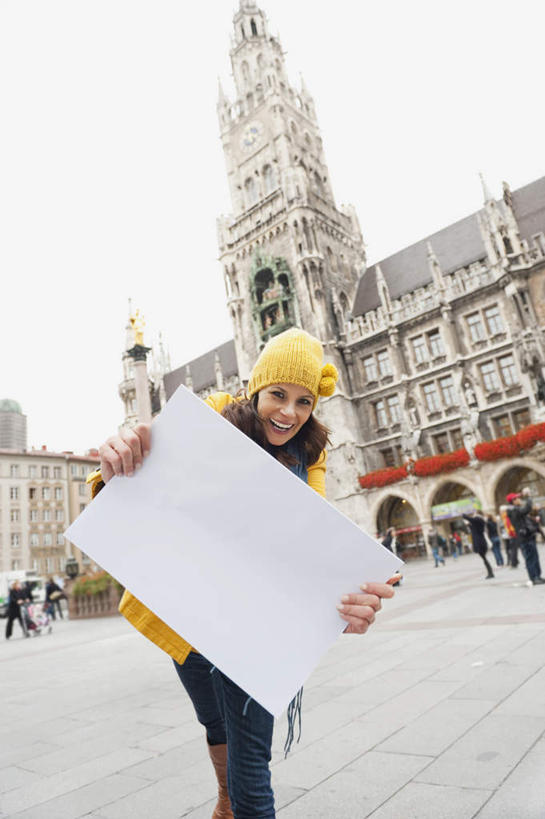 西方人,一个人,广场,教堂,站,笑,微笑,露齿笑,竖图,室外,白天,仰视,旅游,度假,道路,路,公路,帽子,德国,欧洲,欧洲人,仅一个女性,仅一个人,戴,弯腰,服装,尖顶,交通,拿,拿着,注视,休闲装,娱乐,慕尼黑,衣服,白板,围巾,观察,看,站着,仅一个中年女性,享受,休闲,休闲服,放松,服饰,围脖,观看,察看,绒线帽,西欧,关注,记录板,记事板,德意志联邦共和国,首府,巴伐利亚,巴伐利亚州,拜恩州,拜恩自由州,玛利亚广场,女人,女性,中年女性,白种人,马路,玩耍,半身,彩图,低角度拍摄,大教堂,礼拜堂