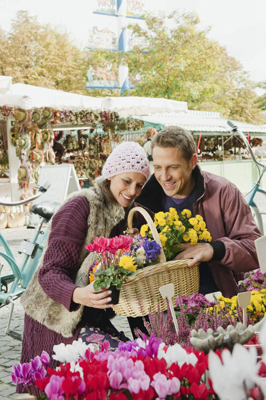 西方人,两个人,家庭,夫妻,站,笑,交叉,微笑,露齿笑,竖图,室外,白天,正面,爱情,旅游,度假,竹子,德国,欧洲,欧洲人,竹制,服装,盛开,编织,篮子,浪漫,拿,花蕾,拿着,注视,休闲装,娱乐,慕尼黑,花,花瓣,花朵,鲜花,衣服,竹篮,花苞,花蕊,观察,看,站着,享受,休闲,温暖,温馨,一家人,休闲服,恩爱,放松,恋人,服饰,观看,竹条,交织,和睦,察看,竹制品,西欧,关注,德意志联邦共和国,首府,巴伐利亚,巴伐利亚州,拜恩州,拜恩自由州,穿插,维克图阿连市场,男人,男性,女人,女性,中年男性,中年女性,白种人,情侣,玩耍,半身,彩图,伴侣,融洽