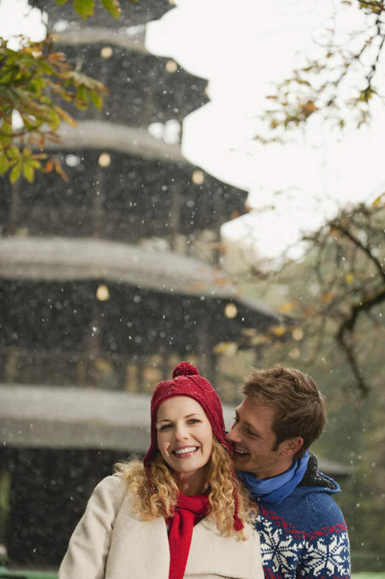 西方人,两个人,家庭,夫妻,站,笑,微笑,露齿笑,竖图,室外,白天,正面,毛衣,爱情,旅游,度假,标志建筑,地标,建筑,德国,欧洲,欧洲人,朦胧,模糊,装饰,建筑群,塔楼,浪漫,注视,娱乐,建设,慕尼黑,围巾,观察,看,站着,享受,休闲,温暖,温馨,一家人,恩爱,放松,恋人,围脖,观看,保暖,华丽,点缀,和睦,察看,御寒,西欧,关注,线衫,德意志联邦共和国,首府,衬托,美观,雅致,雅观,巴伐利亚,巴伐利亚州,拜恩州,拜恩自由州,慕尼黑中国塔,中国塔,男人,男性,年轻男性,年轻女性,女人,女性,白种人,情侣,玩耍,半身,彩图,绒衣,套衫,套头毛衣,线衣,伴侣,融洽