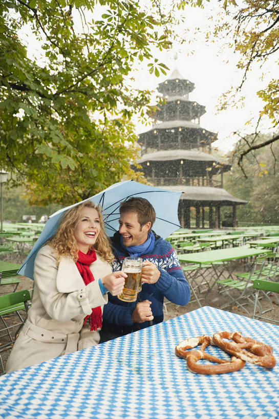 西方人,两个人,家庭,夫妻,坐,笑,微笑,露齿笑,竖图,室外,白天,仰视,爱情,旅游,度假,植物,餐桌,桌子,杯子,德国,欧洲,欧洲人,服装,雨伞,塔楼,浪漫,拿,拿着,注视,休闲装,娱乐,阳伞,慕尼黑,玻璃制品,树,树木,衣服,绿色,自然,酒杯,啤酒杯,观察,看,享受,休闲,温暖,温馨,一家人,休闲服,恩爱,放松,恋人,服饰,生长,成长,餐台,观看,和睦,察看,西欧,关注,雨具,德意志联邦共和国,首府,巴伐利亚,巴伐利亚州,拜恩州,拜恩自由州,慕尼黑中国塔,中国塔,男人,男性,年轻男性,年轻女性,女人,女性,白种人,情侣,玻璃杯,玩耍,坐着,半身,彩图,低角度拍摄,伴侣,融洽