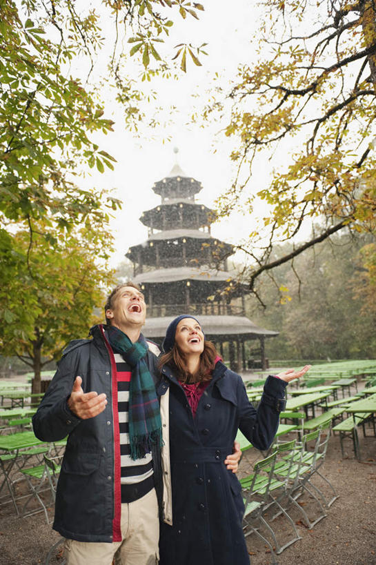 西方人,两个人,家庭,夫妻,站,笑,微笑,露齿笑,竖图,室外,白天,正面,爱情,旅游,度假,植物,桌子,德国,欧洲,欧洲人,服装,雨伞,塔楼,浪漫,拿,拿着,注视,休闲装,娱乐,阳伞,慕尼黑,树,树木,衣服,绿色,自然,观察,看,站着,享受,休闲,温暖,温馨,一家人,休闲服,恩爱,放松,恋人,服饰,生长,成长,观看,和睦,察看,西欧,关注,雨具,德意志联邦共和国,首府,巴伐利亚,巴伐利亚州,拜恩州,拜恩自由州,慕尼黑中国塔,中国塔,男人,男性,年轻男性,年轻女性,女人,女性,白种人,情侣,抬头,玩耍,仰头,半身,彩图,伴侣,融洽