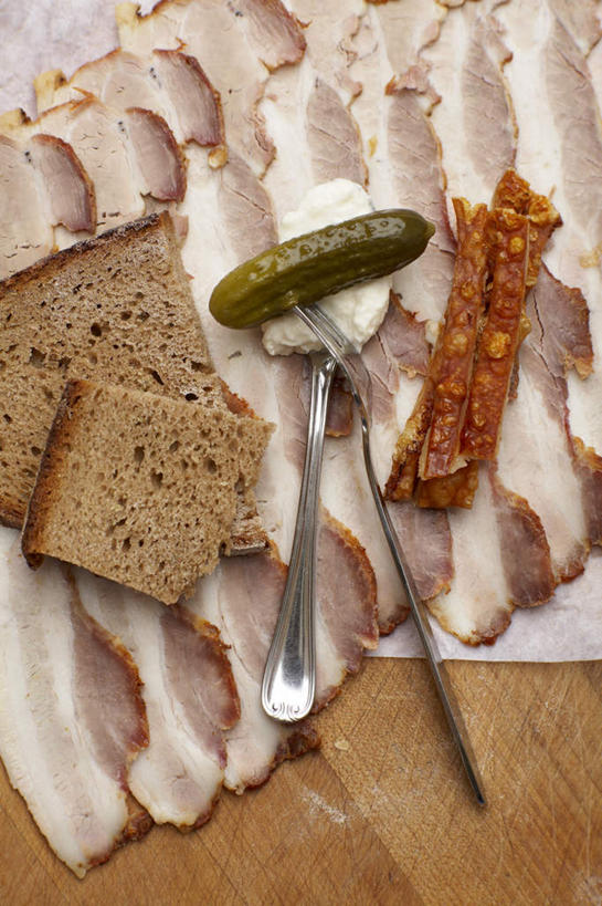 面包,无人,竖图,俯视,室内,特写,白天,烹饪,西餐,黄瓜,蔬菜,餐具,切片,新鲜,刀叉,水滴,肉,料理,食品,案板,猪肉,菜肴,美食,肉类,水珠,食物,西式,佳肴,有机食品,绿色食品,肉食,酸黄瓜,进餐用具,烹调用具,青瓜,胡瓜,彩图,高角度拍摄